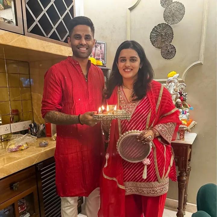 AmarYad18's tweet image. भारतीय कप्तान सूर्यकुमार यादव हमेशा चमकते रहते हैं। देविशा और सूर्या कि जोड़ी बहुत प्यारी है।
#SuryakumarYadav  #t20captain #devisha