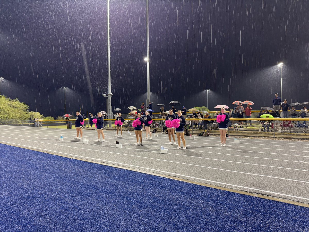 boulder_hs's tweet photo. Cheering our Eagles!  #bchs41 #bchscheer https://t.co/OcrriP9qta