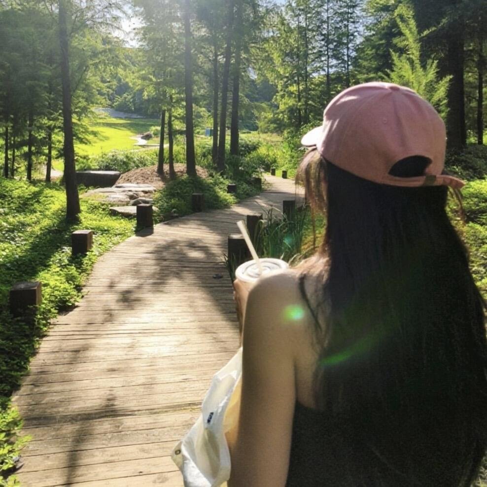 AxlvvWare's tweet image. 木漏れ日の中、冷たいドリンク片手に森の小道をのんびりお散歩🌿🥤