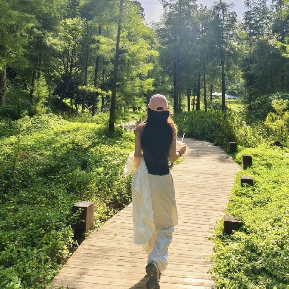 AxlvvWare's tweet image. 木漏れ日の中、冷たいドリンク片手に森の小道をのんびりお散歩🌿🥤