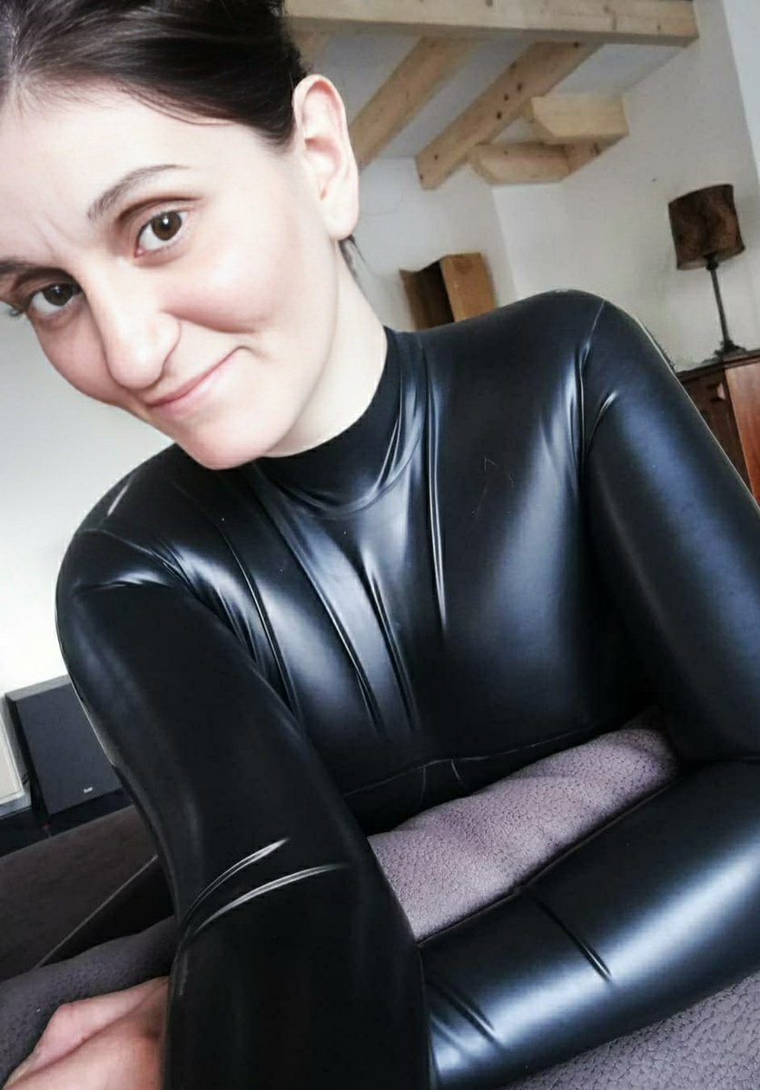 Aufstehen. Der Tag gehört mir und ihr folgt meinem Willen. Keine Ausreden, keine Schwäche. Ihr gehorcht, ihr dient, ihr funktioniert. Jede Verzögerung ist ein Versagen. Zeigt Disziplin und beweist, dass ihr euren Platz kennt.