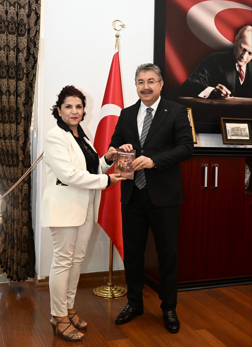 Büyük emek ve gönül bağıyla hazırladığım ÖĞRENDİKLERİM kitabımı, şehrimizin geleceğine ışık tutan vizyonunuza duyduğum saygıyla, Osmaniye Valimiz Sn. Dr. Erdinç YILMAZ”a armağan etmekten mutluluk duydum. Nazik kabulleri vedeğerli sohbetleri için teşekkür ederim. <a href="/DrErdincYILMAZ1/">Dr. Erdinç YILMAZ🇹🇷</a>