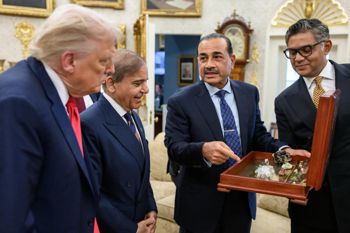 gauravcsawant's tweet image. Given @MohsinnaqviC42&apos;s rich experience in stealing &amp;amp; running away with the TROPHY, Pakistan&apos;s Failed Marshal Asim Munir pimps &apos;Rare Pak expertise&apos; to White House to steal the #NobelPeacePrize 
(Via #WhatsApp) 
#Chor-istan