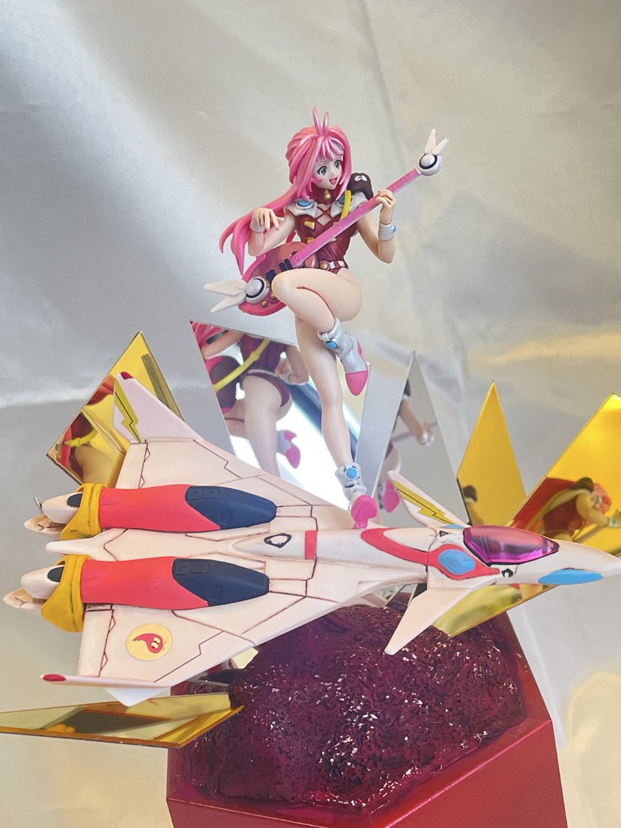 #マクロス
 #マクロス７
 #ミレーヌ
ミレーヌ＆ミレーヌバルキリー
台座完成しました😃

BANDAI･1/144  2個セットのファイターモードをステージに見立て、百均のアクリルミラーを後ろに立てライブ感と躍動感を演出しました✨️