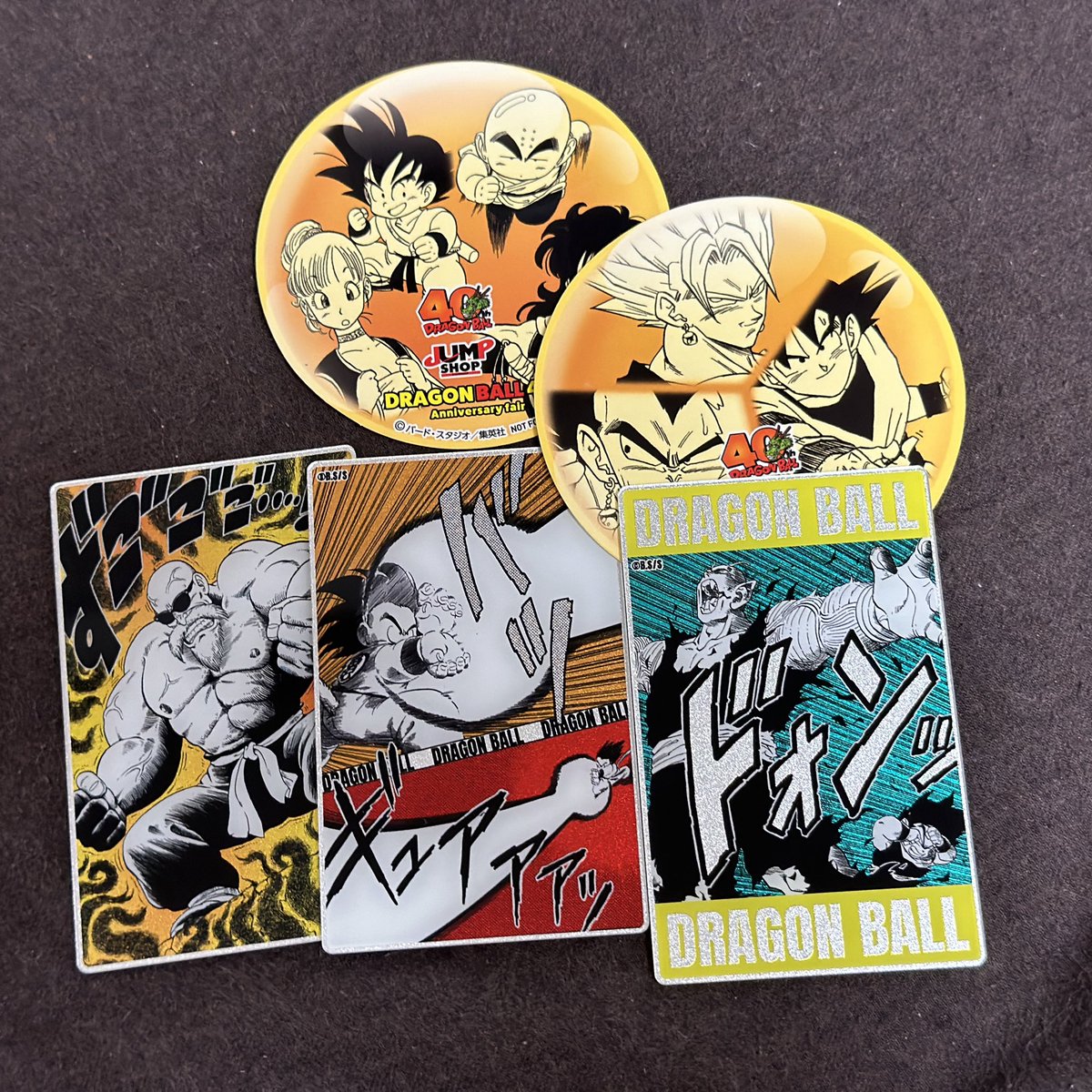 SSNNJJ10's tweet photo. ソラマチJUMPショップのドラゴンボール40thフェア行ってきた。ポストカードは枯れてた。芝ふさふさアクスタで悟空出なかったのは残念だけど、メタリックカードとアクスタは個人的に良い引きでした。特典シールは一星球とニ星球でした。 https://t.co/FDzTOZLOy6