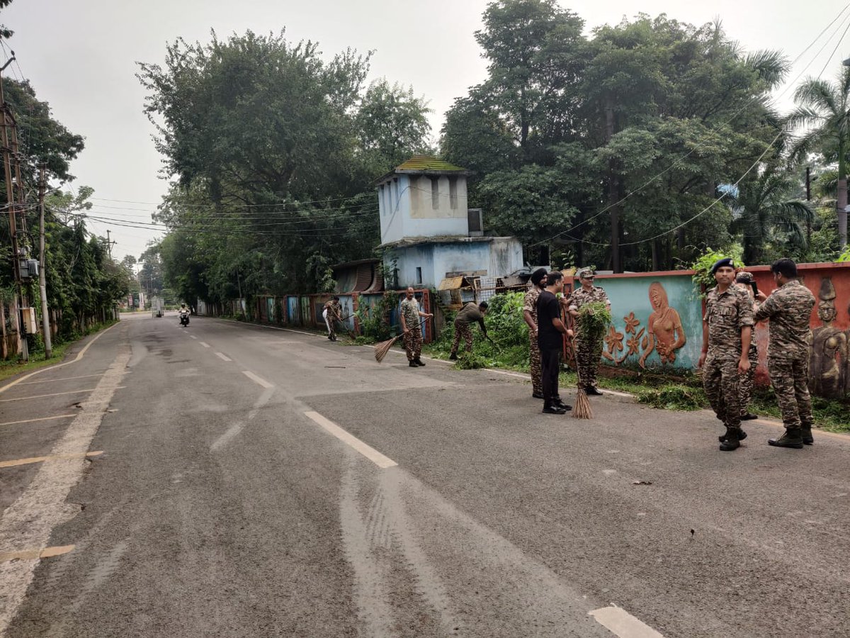 #SpecialCampaign5_0 के अंतर्गत मध्य अंचल  सीआरपीएफ रायपुर के कार्मिकों ने स्वच्छता, सफाई और सामुदायिक जिम्मेदारी की भावना को बढ़ावा देने के लिए कार्यालय परिसर और आसपास के क्षेत्रों में स्वच्छता अभियान का सफलतापूर्वक आयोजन किया 
<a href="/crpfindia/">🇮🇳CRPF🇮🇳</a>
<a href="/HMOIndia/">गृहमंत्री कार्यालय, HMO India</a>
<a href="/PIBHomeAffairs/">PIB - Ministry of Home Affairs</a>
<a href="/PMOIndia/">PMO India</a>