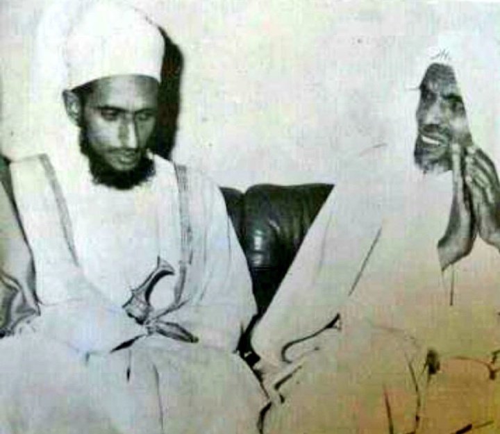 m_almashani_33's tweet image. صورة تجمع بين علامة الدهر حبر الزمان 
شيخ المجاهدين #أحمد_الخليلي أطال الله في عمره وبين هدهد التفسير باب العلم المغفور له بإذن الله #الشعراوي 
انظروا الأدب الجم وتواضع الصالحين 
وطأطأة الرأس احتراما للشعراوي
حارت في مدحكم أبجديات اللغه أيها الشيخ الجليل.
اللهم أحفظه ماتعاقب…