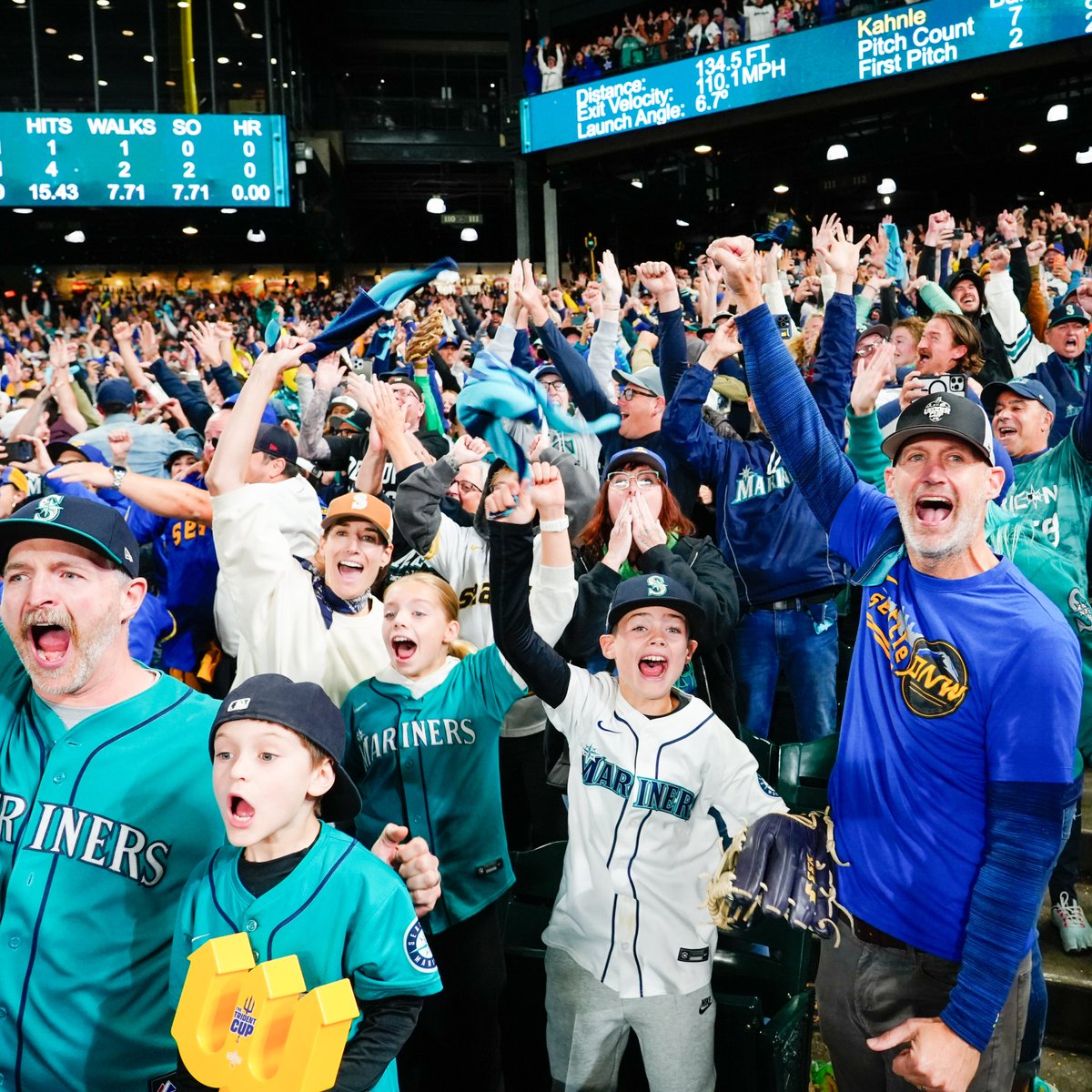 Mariners's tweet image. Sleepless in Seattle. #SeizeTheMoment