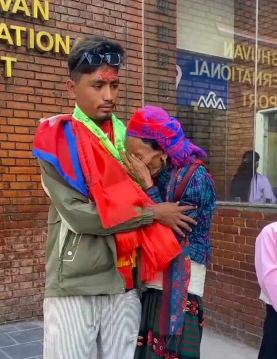 RONBupdates's tweet image. हिजो पो सँगै थिए घरमा अब सँगै हुन पाउँदिन ।
आजदेखि मैले बुढी आमालाई सताउन पाउँदिन ।

सपना पूरा गर्न पीडा बोकी म देश छाड्दै छु आज
कति पीडा होला मलाई विदेशमा बताउन पाउँदिन ।

Words. Suresh Timalsina
