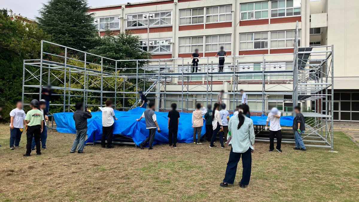 omuct_gakuyukai's tweet photo. 今日は特設野外ステージの設営を行いました🕺
設営にご協力くださったクラブ団体の皆さま、本当にありがとうございました！
高専祭が近づいてきましたね...

#公大高専 #公大高専祭 #公大高専祭2025 https://t.co/hn550aLRXk