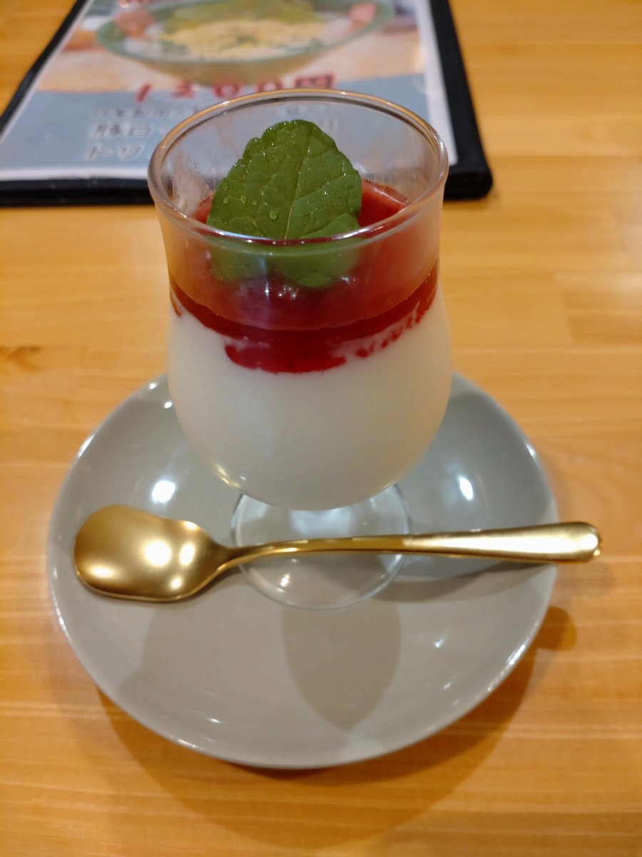 gingaeiyoudense's tweet image. ramen&amp;amp;coffee spring's   #springs

期間限定各日約8食限定
エッグベネディクトのポタージュ麺
パンナコッタ

カルボナーラ風味のスープパスタの様な🍜
ポーチドエッグを割り麺を絡めて食べれば間違いなく美味い︎🌟︎🌟︎🌟
焼豚じゃなくベーコンなのも納得

馴染みの店がまた1軒無くなるのが辛い😢🙏🏻