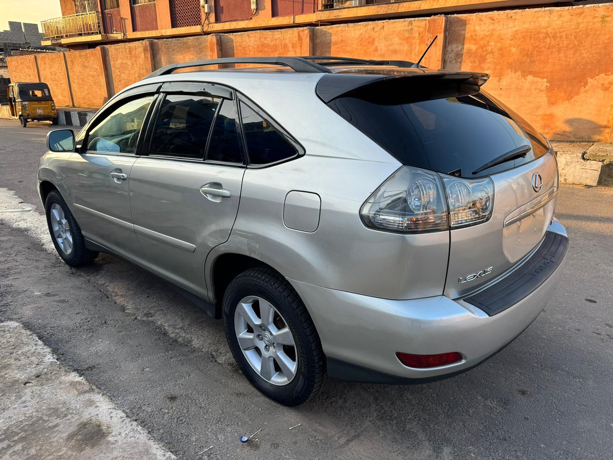 skip_001's tweet image. KINDLY REPOST🙏🏾
REGISTERED LEXUS RX350 2006

Toks Standard
PowerBoot
Navigation System
interior: Crystal clean
engine: v6 &amp;amp; very quite
Beautiful Alloy wheels
exhaust catalyst intact
transmission✅
AC🥶

Price: 9Million

📍 OGBA
#BA08061350735
#Machine