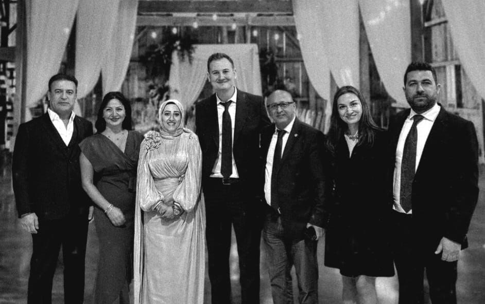 Ofisimizden kıymetli bir kardeşimizin daha
Mutlu gününde biraraya geldik
Hayırlı olsun

Asaletli,kültürlü,örf-âdet, usul-erkan bilen bir ailede yetiştiğine yıllarca tanık olduğumuz hanım kızımızı da, onu böyle nitelikli yetiştiren ailesini de, değerli beyefendiyi de tebrik ederim