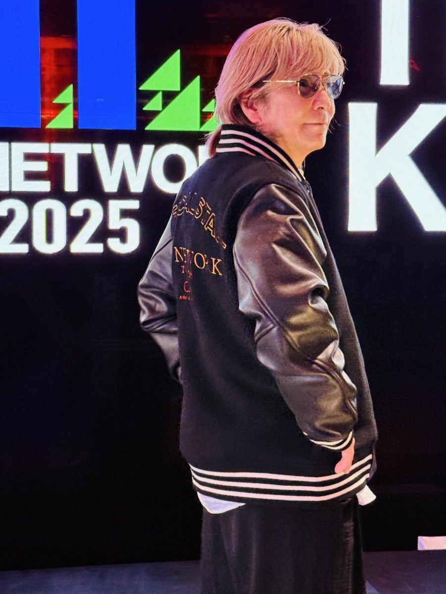 tmnetwork2025ip's tweet image. 【スタジアム・ジャケットに関して】
予約を締め切らせていただいた、TM NETWORK「TOUR &apos;88〜&apos;89 CAROL Stadium Jacket (2025 IP ver.)」ですが、『TM NETWORK IP 2025』が無事開催終了したことに感謝の気持ちを込めまして、メンバー全員の直筆サインをお入れしたレターカードと共にお届けいたします。…
