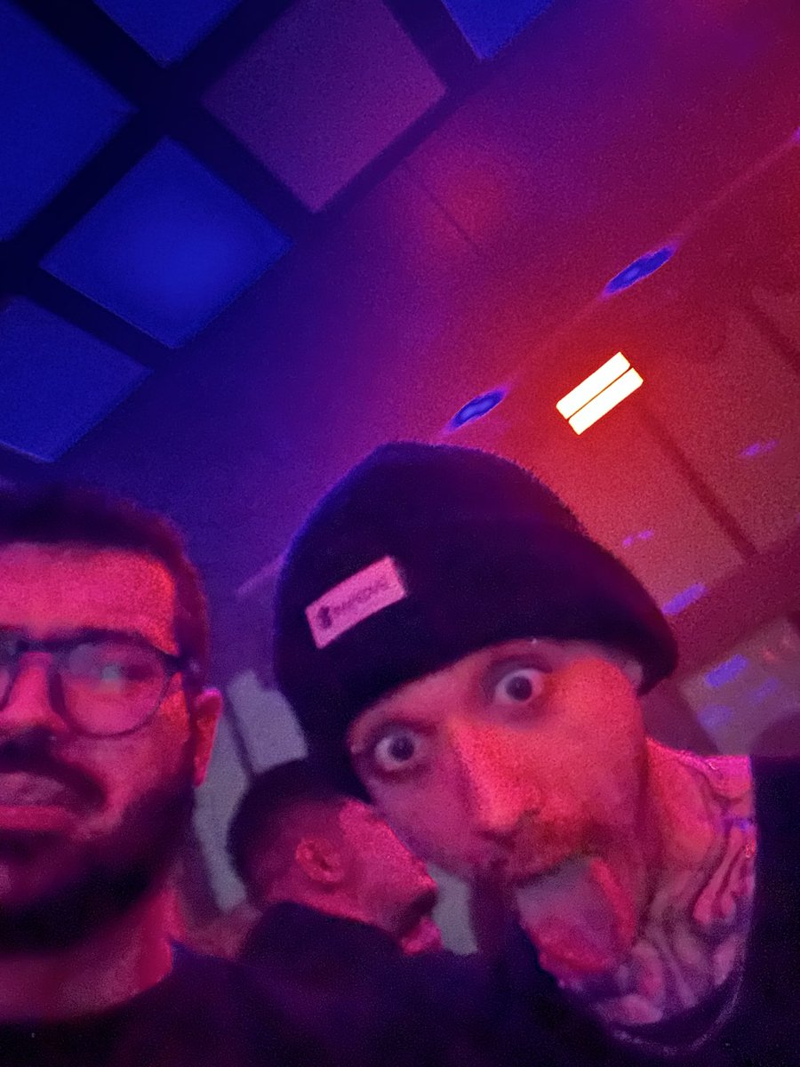 Jvnq's tweet image. As fotos da festa ficaram boas @Coreano