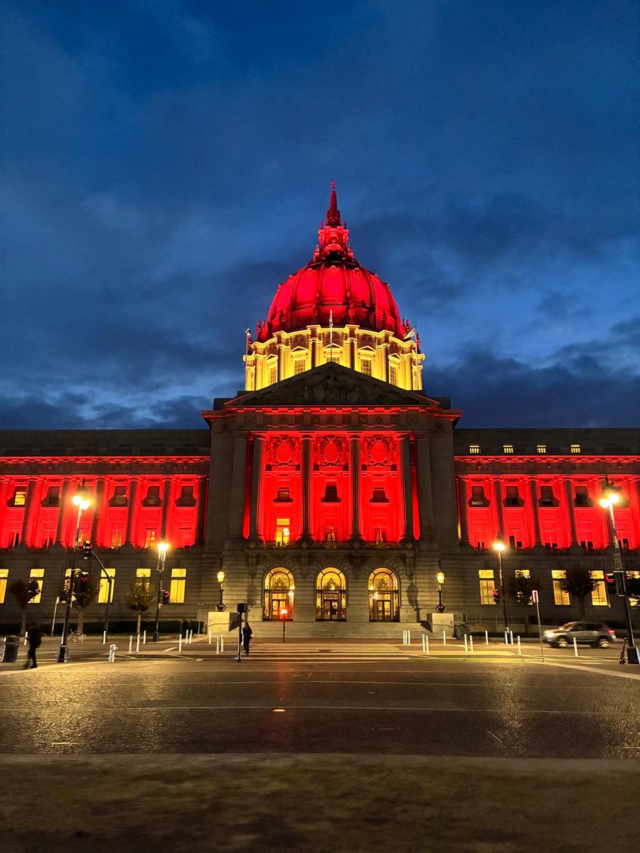 El majestuoso edificio del Ayuntamiento de San Francisco luce esta noche los colores de 🇪🇦. Gracias <a href="/SFCity_Hall/">SF City Hall</a> #FiestaNacional