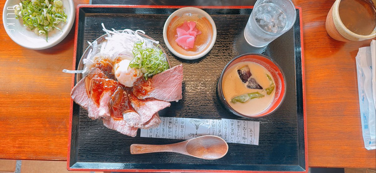 NuttyGame710's tweet photo. 清水寺に来てローストビーフ丼を食べるという暴挙 https://t.co/T69kH3XS76