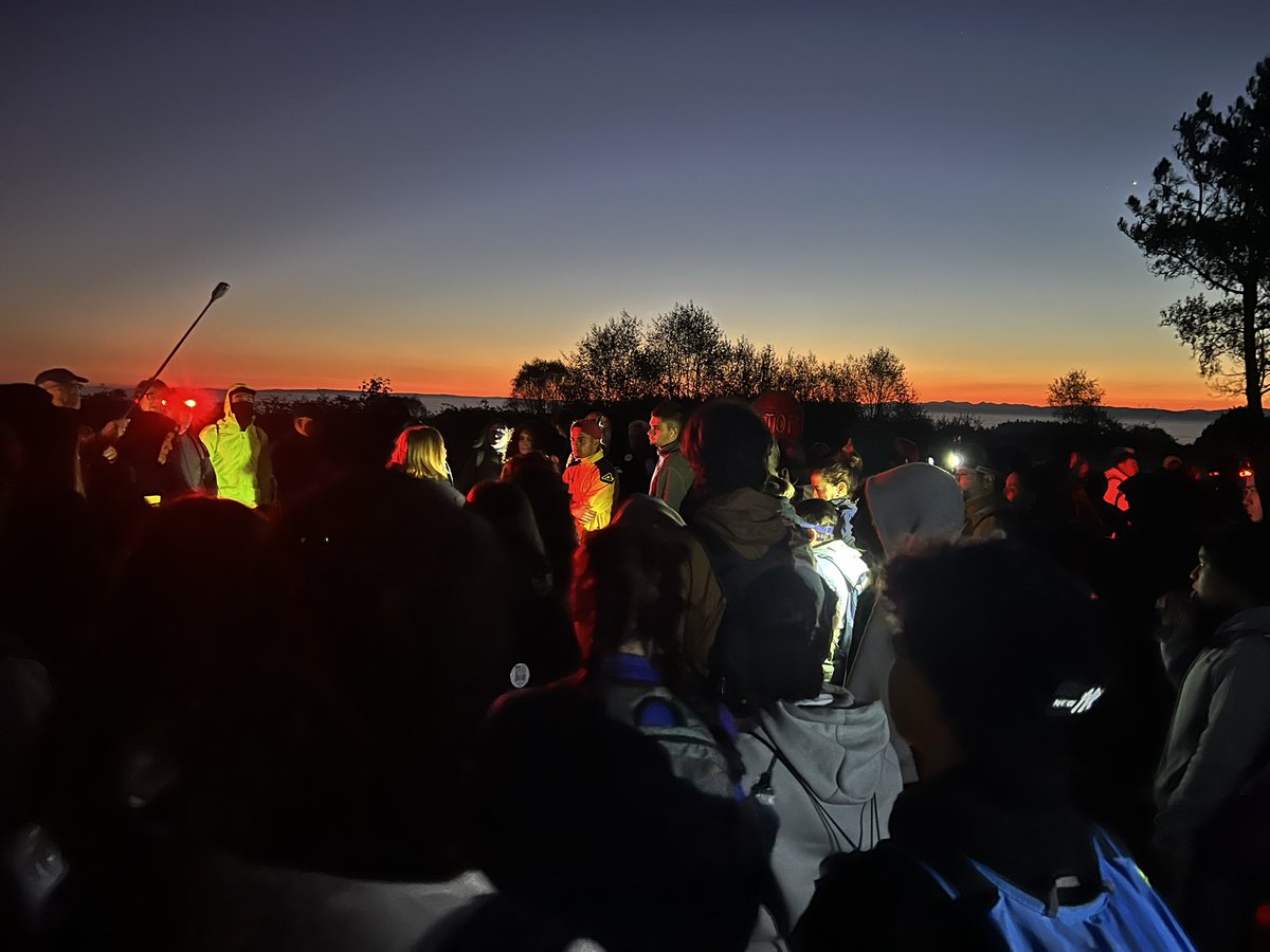 “La vida no ha sido fácil, pero será más fácil si lo hacemos todos juntos” Reyes Martel prepara la salida del Camino de Valores hablando al corazón de todos los chavales.
¡Buen Camino!
