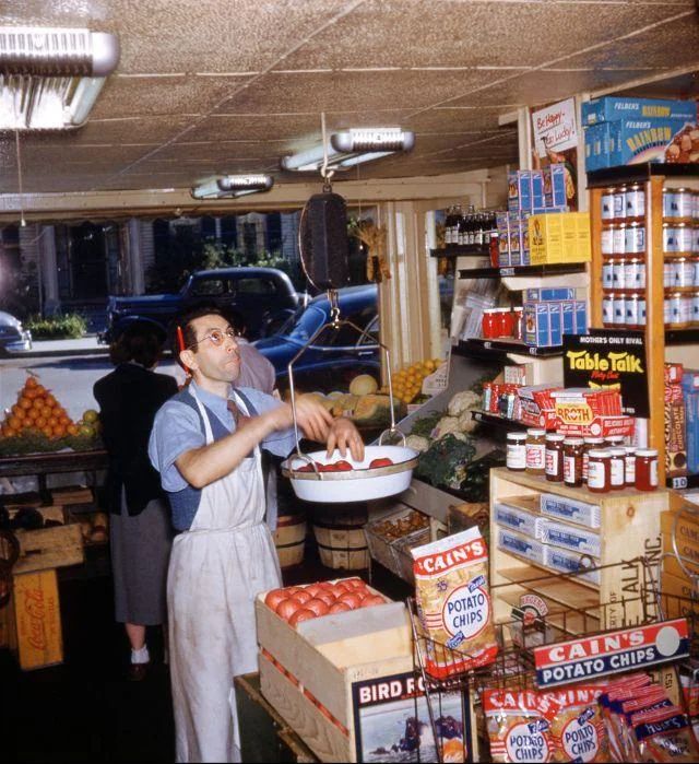 fasc1nate's tweet image. A &quot;mom-and-pop&quot; corner store in the 1950s