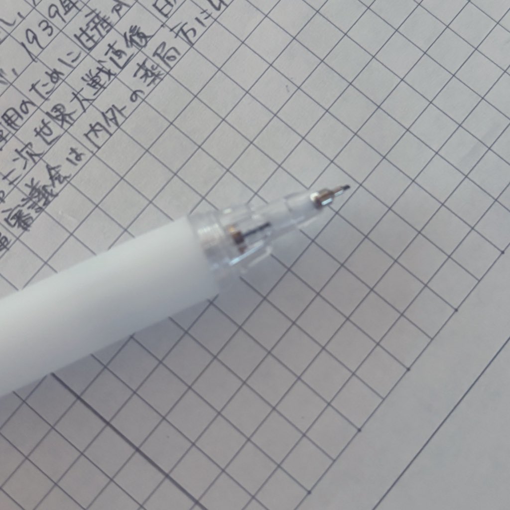TimeQuiet's tweet photo. 100均ダイソーで性懲りも無く シャーペン を購入。あんまり見かけない形してたから。個人的には書きやすいと思うよ。
たしかNo.0431のものだったと思う。 https://t.co/4EOOSISUFA