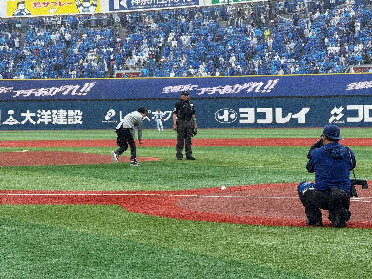 tax_i_'s tweet photo. 「2025JERAクライマックス��リーズ セ」第一戦始球式やらせていただきました！雨でボールがシュート回転しましたかね？とはいえ前回から圧倒的改善が見せられました！！！ご声援ありがとうございました！
ゲーム自体はジャイアンツだいぶ苦しいですが、まだわからない！熱戦に期待！！ https://t.co/ssBrV6DZRl