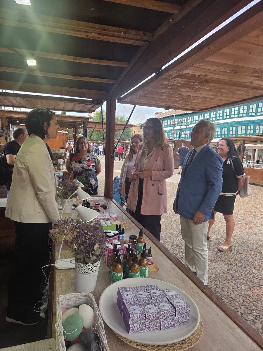 PSOEdeAlmagro's tweet photo. 💪 Almagro se llena de talento femenino con la XII Feria de Mujeres Emprendedoras y Empresarias de CLM.

🌾 Más de 20 mujeres muestran su esfuerzo, creatividad y compromiso con el desarrollo del medio rural.

❤️ En el PSOE Almagro apoyamos el emprendimiento y la igualdad real. https://t.co/W7BL1YqYRQ
