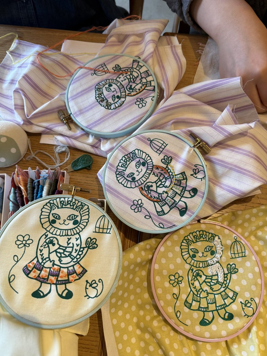 tetoito_tw's tweet photo. 今日は、手紙舎のTEGAMISHA TERRACEで、刺繍CAFE のワークショップに参加。先生のステッチ説明を聞きながらマイペースで取り組むワークショップは、ゆったりとした時間が心地良く💓
参加者とのおしゃべりが止まらず、ワークショップ後はランチしてお茶して、エンドレス⁉️
昨日今日と、幸せ時間💝 https://t.co/c0Kl4pBhSV