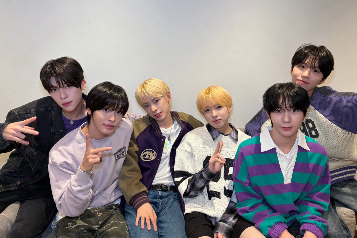 ドヨンの今日のコンサートのドレスコードは紫。これからドヨンのコンサートに行くから紫着てるWISH。素敵な時間になりますように