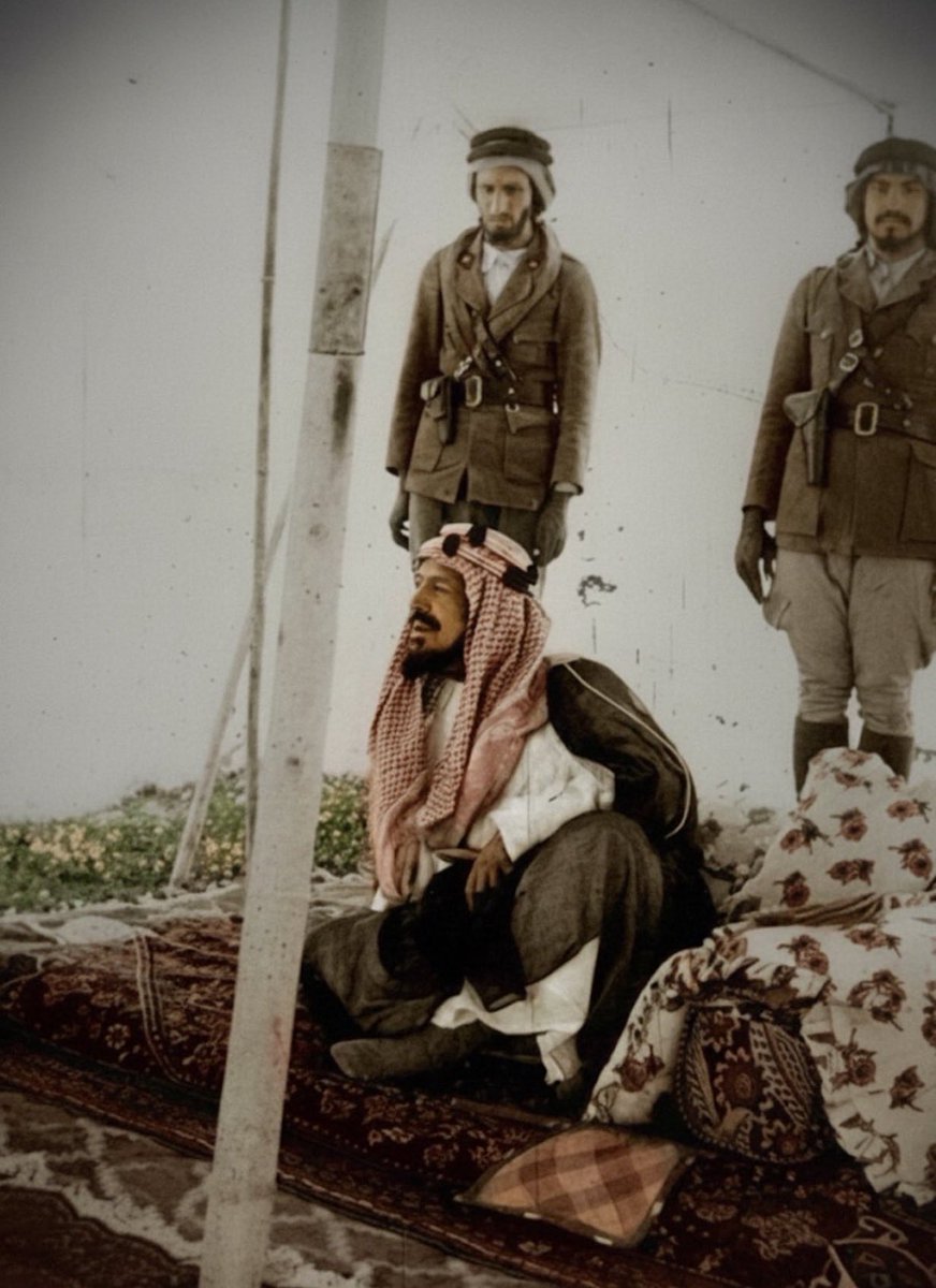 apu_rakan's tweet photo. هذا القائد الفذ ابن الصحراء والداهية المحنك استطاع بفضل الله تعالى ثم بإرادته القوية وحكمته المشهودة أن يوحد دولة بحجم قارة وأن يوحد القلوب والمشاعر وأن يبدأ مسيرة التنمية فصار لإنسان هذه الأرض وطنا ينتمي إليه ويفخر به ... رحمك الله وغفر لك. https://t.co/3oZJYNMgCL