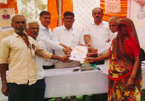 DmRajsamand's tweet image. राजस्व रिकॉर्ड में बटवारा कर सौंपी नकल तो नहीं रहा खुशी का ठिकाना
@arun_hasija 
#Rajsamand