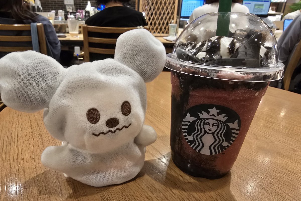 tanzanite_65's tweet photo. スタバの新作、飲んできました！
一足早いHappy Halloween！
黒猫の耳（チョコ）沈むの早いw
酸味が際立って飲みやすいフラペチーノでしたー。 https://t.co/EiPAjXrD6e