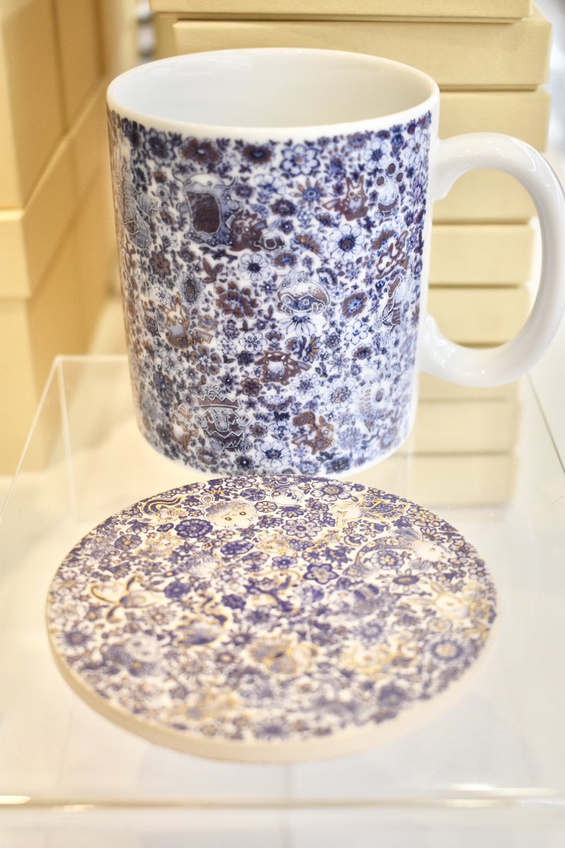 森羅万象ポケモン壺」葉山有樹さんの作品です。 会場物販で同柄の