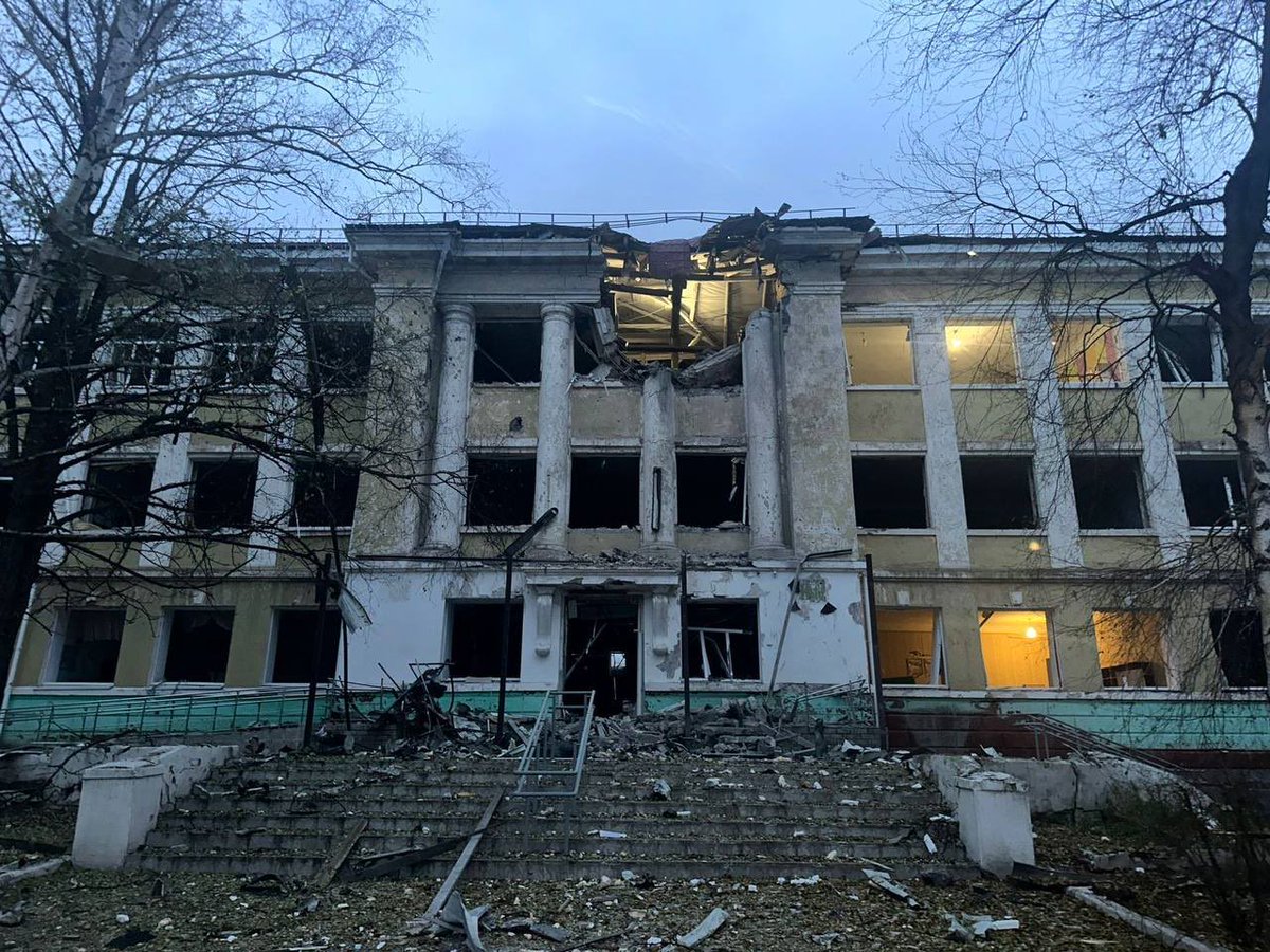 eastern_variant's tweet image. ‼️ Вночі Краматорськ зазнав ворожого обстрілу

Як повідомили у Краматорській міській раді, з 23:06 по 23:11 із застосуванням двох БпЛА «Герань-2» російські війська завдали удару по закладу освіти. 

За попередніми даними, обійшлося без постраждалих. Пошкоджена будівля школи, дві…