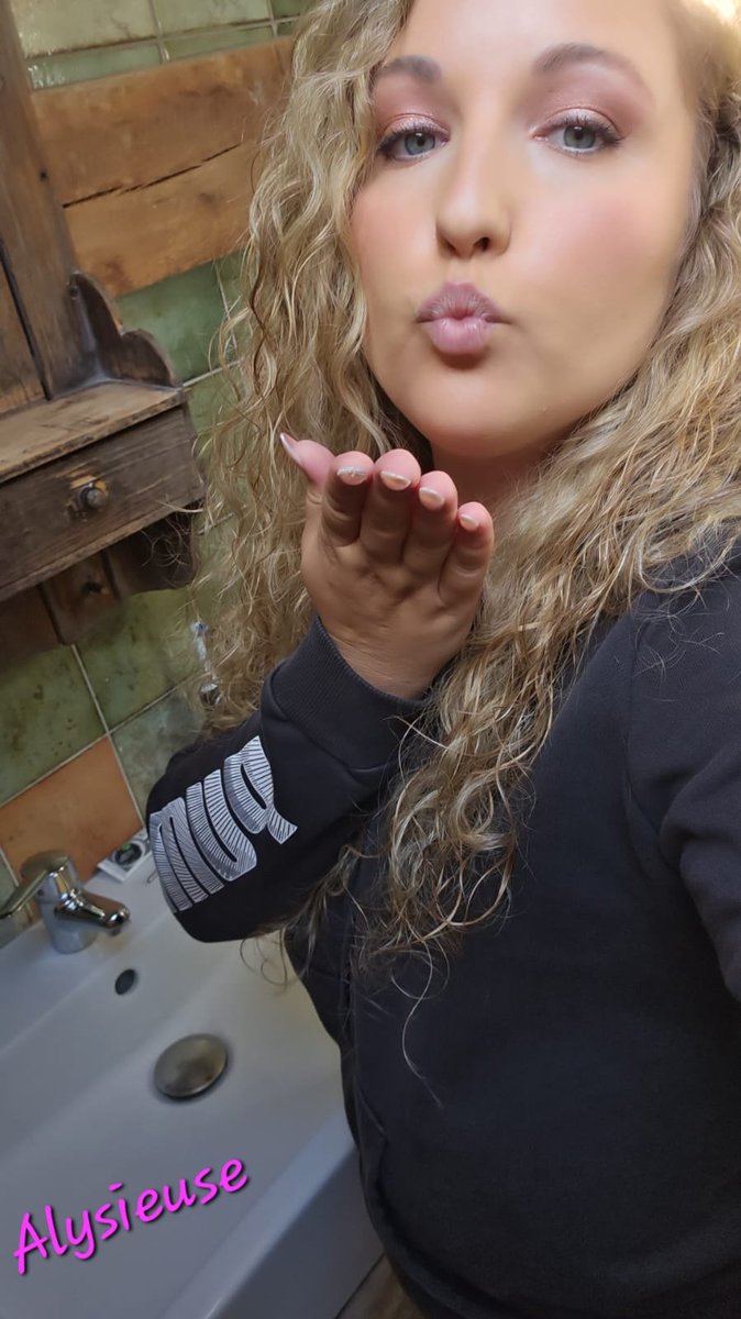 Coucou mes amours 🥰 
Bon bah apparemment personne ne souhaite participer à mon Halloween Luxure ce vendredi 31 Octobre. 
Alors tant pis j'annule l'invitation comme ça c'est dit 😘
<a href="/lafrancecoquine/">La France Coquine</a>
<a href="/FrancaisesSexy/">Sexy Francaises</a>
<a href="/OrgasmicGroup/">Virtual Orgasmic Group 22k 🔞</a>
<a href="/nofacemodele/">nofacemodele🔞8.2k</a>
<a href="/Body_Art_be_fr/">Sex and Body Art 😏</a>
<a href="/_coyotes_girls/">Coyote girls</a>