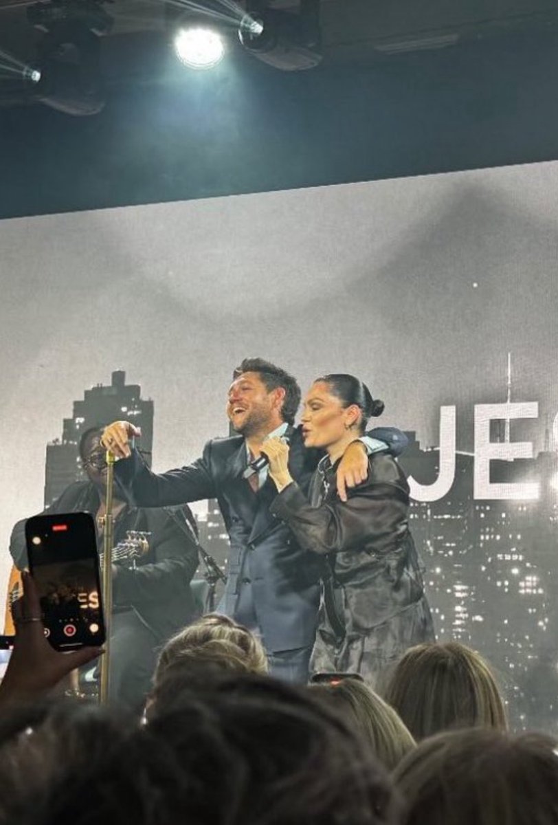 Niall Horan performing with Jessie J together at the “Horan &amp; Rose” gala tonight! 🍀