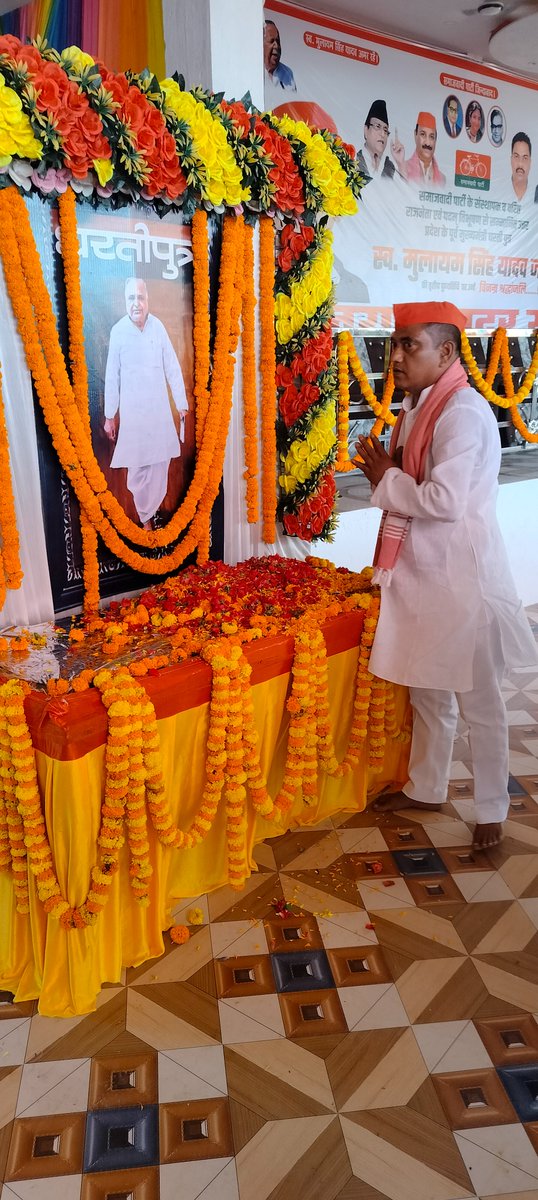 AvjnashK's tweet photo. नेता जी के चरणों में कोटि कोटि नमन एवं विनम्र श्रद्धांजलि। https://t.co/8DmyZ1MAUY