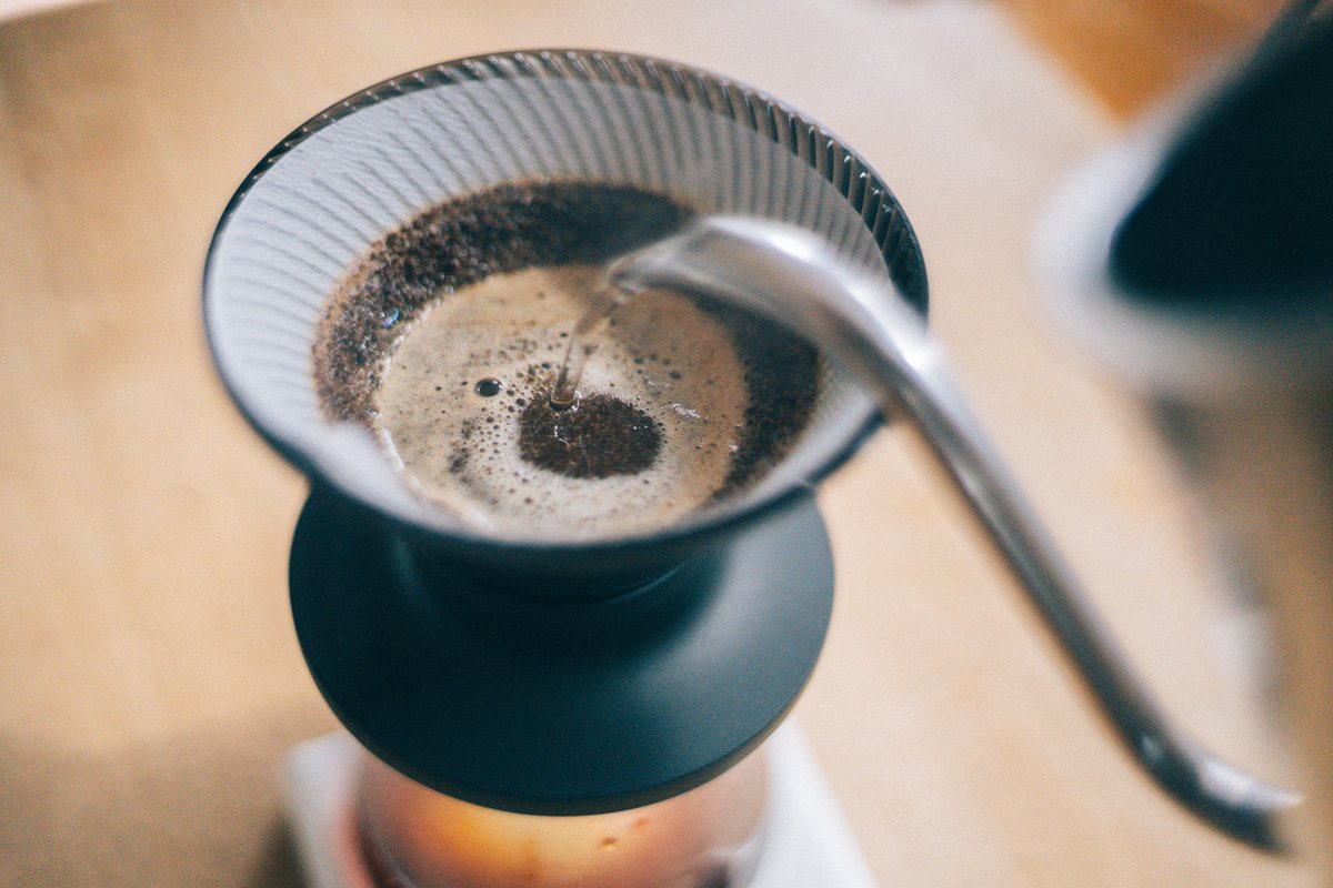 最近はV60 Neoで遊んでる！

今の所のレシピは、2投目で混ぜるように注ぐレシピ。詰まりにくいから挽き目を細かくしたり、混ぜたりするのもいけるね。

粉14g (コマンダンテで24-25、普通か僅かに細かめ)
お湯235g 90℃
35-40gくらいで30秒蒸らす
30秒後混ぜるように注いで120gまで