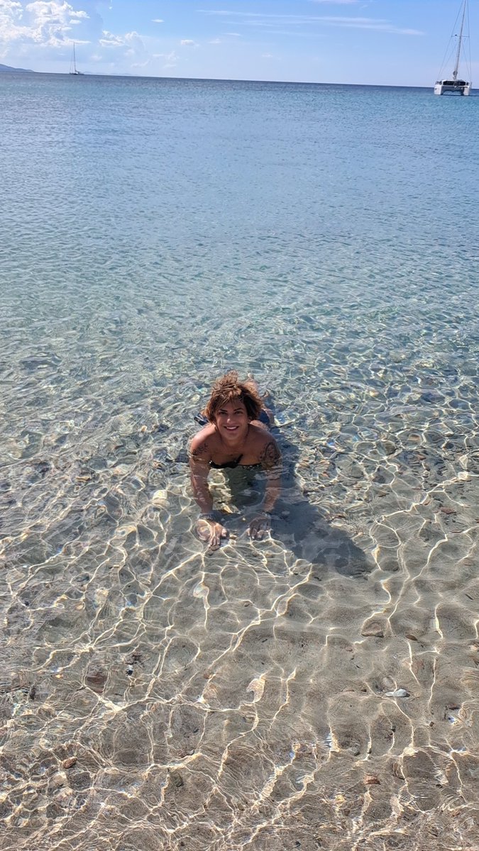 Non voglio essere magra, né perfetta, né senza difetti, né piacere a tutti...

Voglio essere felice e serena.
È questa la mia idea di felicità. 
🩵💙⚓️🌊