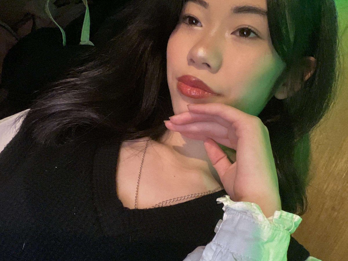 You’ve been granted the privilege of laying your eyes upon the princess 💋💋 Now, make yourself useful and show me why someone as pathetic as you has received such an honor, piggy. #findom #paypig #princess #princesstreatmeant