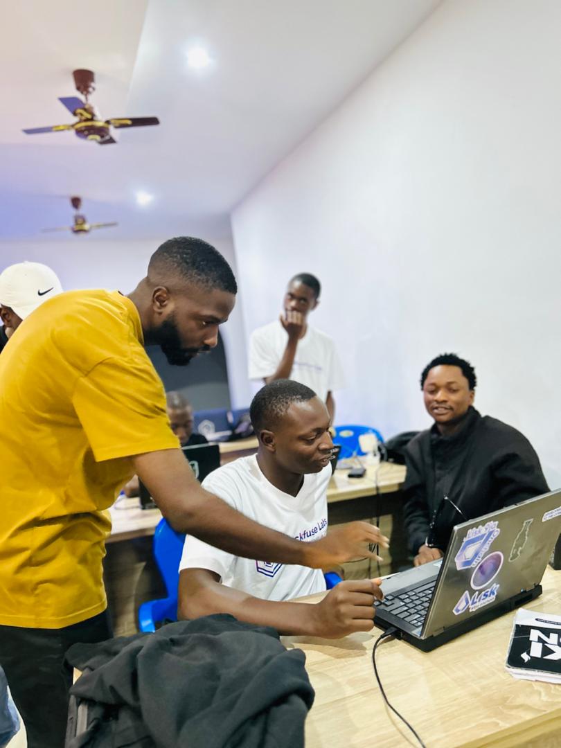 scarfacedoteth's tweet image. The power of community? It’s right here, shared screens, quiet debates, and teams refusing to give up on a bug.
That same spirit is what @base keeps fueling across Africa, supporting builder communities like our Cohort III at @blockfuselabs
Mentors like @destinyspoke @base’s…