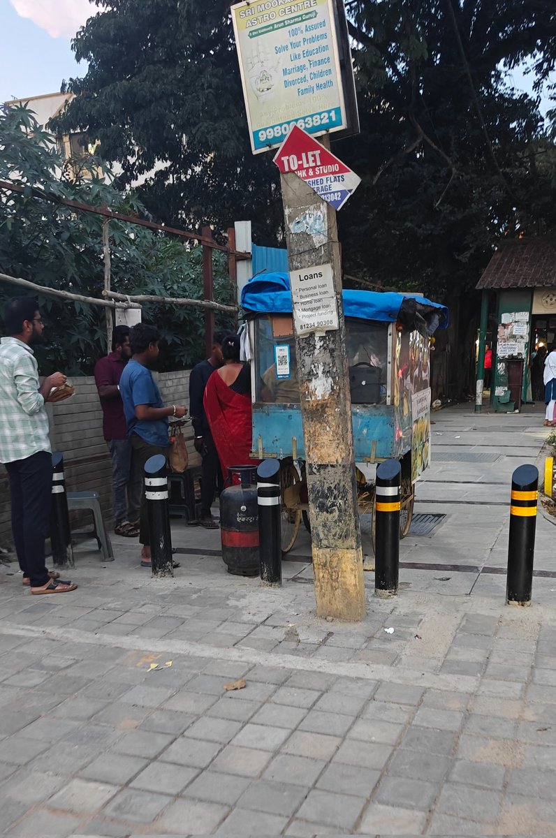 YTKDIndia's tweet image. 🚨 Welcome to Bengaluru — Whitefield, Ramagondanahalli.
Newly laid pedestrian walkway turned into mini food court.
Footpath for hawkers, not for humans. 🤡🤦♂️
@GBA_office @GBAChiefComm please take action. 🙏