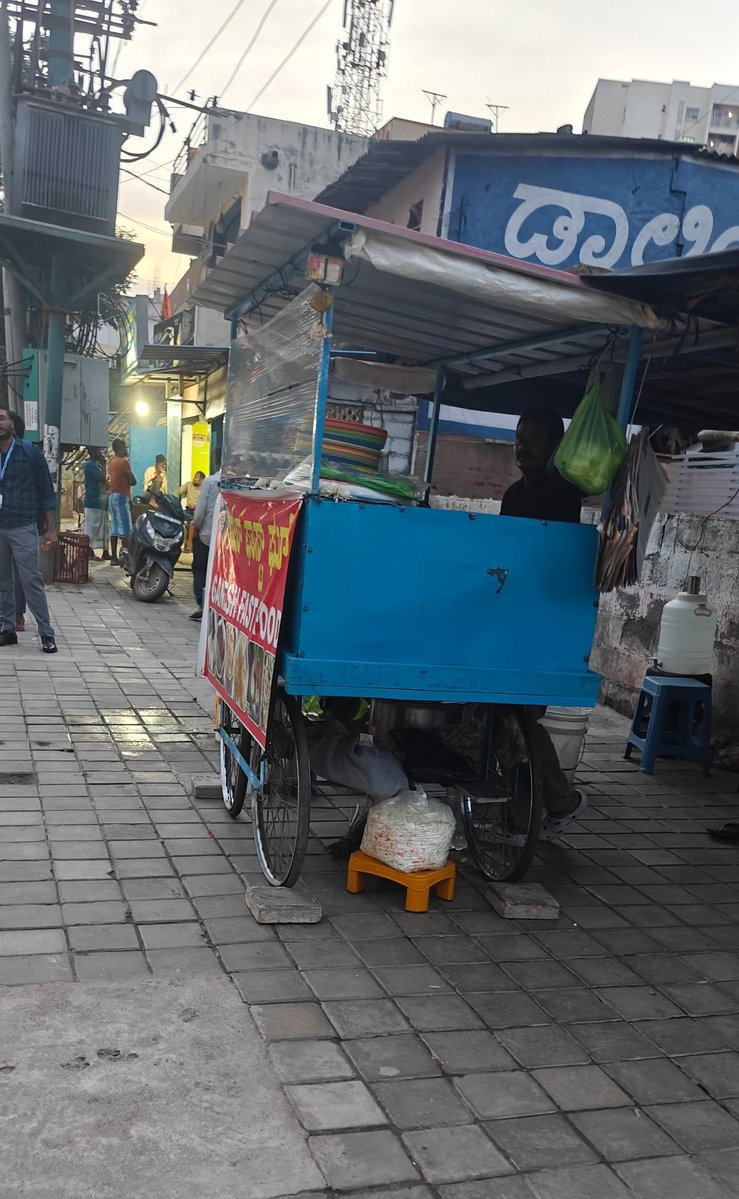 YTKDIndia's tweet image. 🚨 Welcome to Bengaluru — Whitefield, Ramagondanahalli.
Newly laid pedestrian walkway turned into mini food court.
Footpath for hawkers, not for humans. 🤡🤦♂️
@GBA_office @GBAChiefComm please take action. 🙏