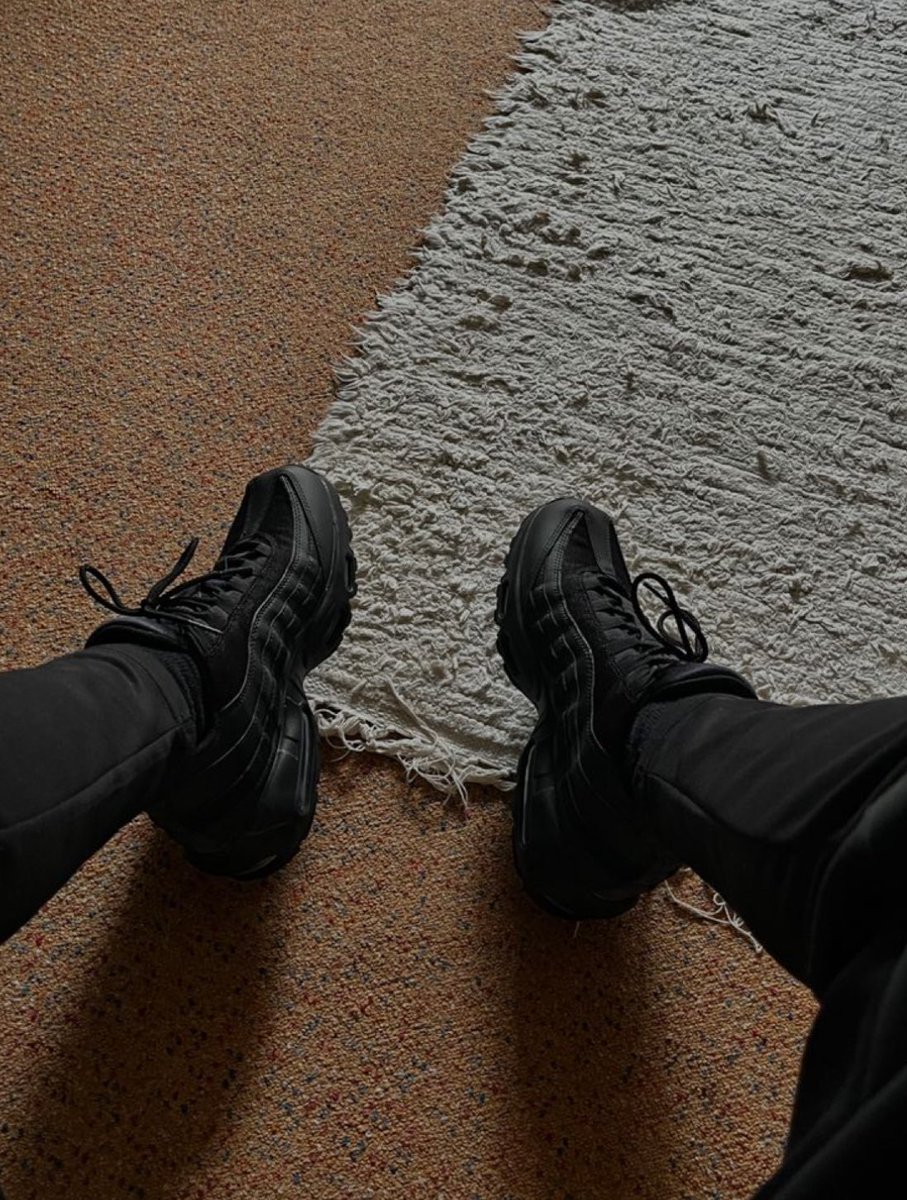 Duo_Hetero's tweet photo. Viens lécher mes air max et te mettre à 4 pattes devant moi grosse salope je sais que tant meurt d’envie 😈😈 

Rt si tu veux ma bite dans ta bouche slp https://t.co/4Rzel7q6zr