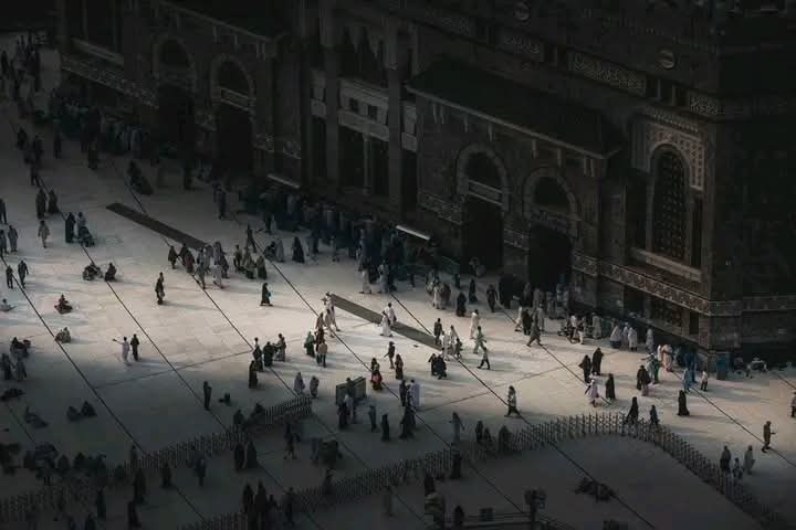 "دُنيايَ دُونَ هُداكَ لَيْلٌ حَالِك
وبِغَيْرِ نُورِكَ رَبَّاهُ لا أَكُونُ بَصِيرَ ."