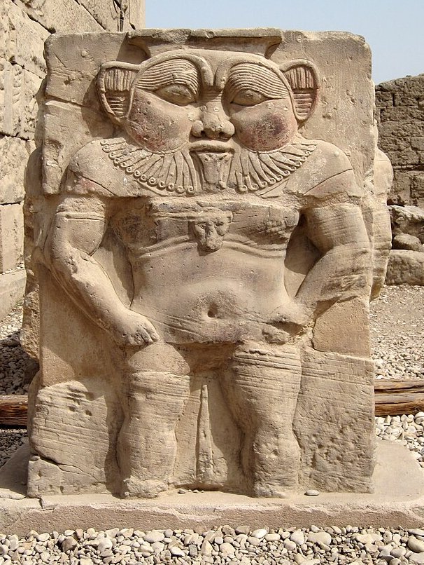 这不就是我家老爷子土地公。
“古埃及”称 Bes ，其实圣书体读作“伯神”。
中国人称“福德正神”、“伯公”、“土地公”。
老爷子大名叫——参宿大神！
两腿之间那一溜，有人说是粑粑，有人说是鸡鸡。
其实是伐三星。