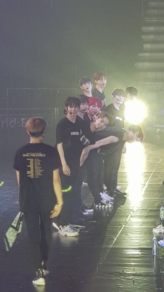 alliwannadowan's tweet photo. 내 워너원 최애 사진도 봐줘………
한 화면에 11명이 다 잇는데 
다들 너무 행복해보이고 걸어오는 다니엘을
모두가 너무 따뜻하게 바라보고 잇음..
장난스러운 표정이랑 고개 쭈욱 내밀고 있는 것도 귀엽고 뭉클하고 ㅜㅠ 미치겟음 ㅠ https://t.co/lekM2Jj0Gn