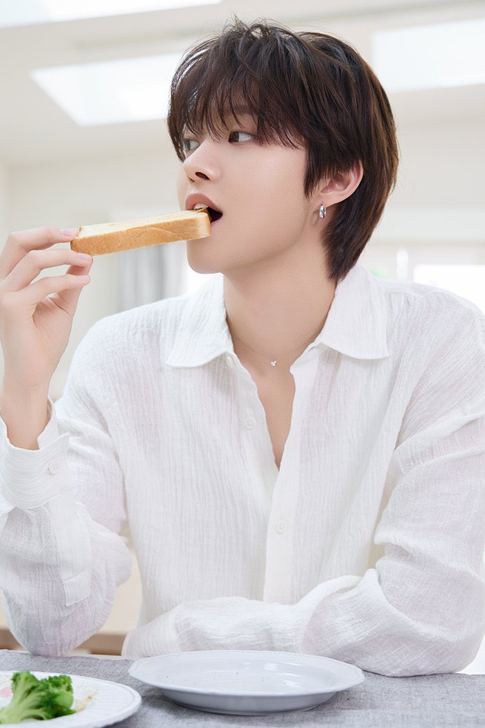 wijufish's tweet image. this couple is so weird one is a cannibal and the other is reading yaoi 😳