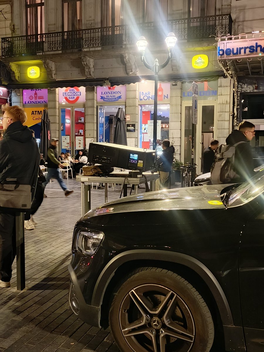 🚨Ecolo J voulait illuminer la Bourse de Bruxelles, activité hautement réglementée. 
Ils ont surtout éclairé, matériel pro, leur mépris des règles.
La police a mis fin au show. Chez les Verts, l'irrespect des règles n’attend pas l’âge adulte.