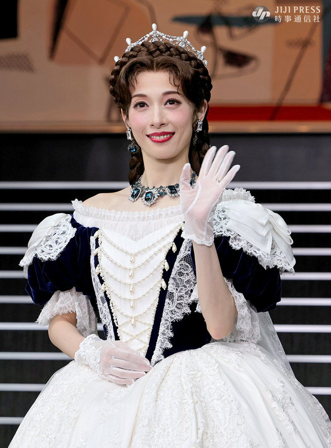 jijicom_ent's tweet image. #明日海りお さんは「相手役(の俳優)によって演技が変わる？」と聞かれて「全然違います」と答えました。「トートとシシィの場面はコンビごとに動き自体が違ったりします。自然に生まれたものを(トート役の)皆さんが大切にしてくださり、演出部の方もそれを取り入れてくださいました」　#エリザベート