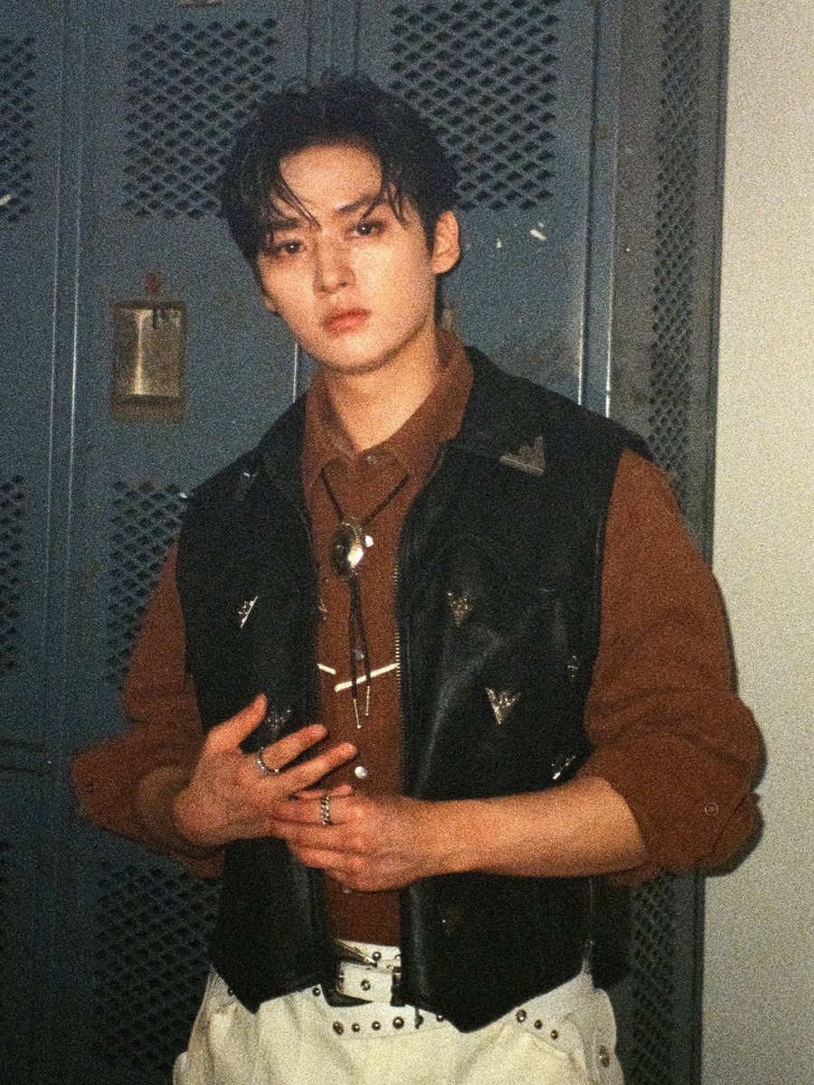 LEE KNOW IS SOO FINEE